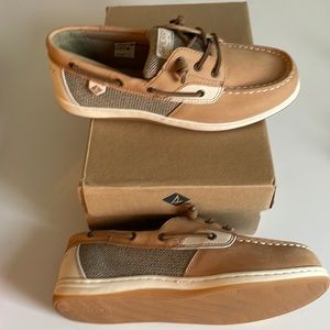 New song fish /linen oat colored girls sperry boat shoes size 4 1/2 wide. New